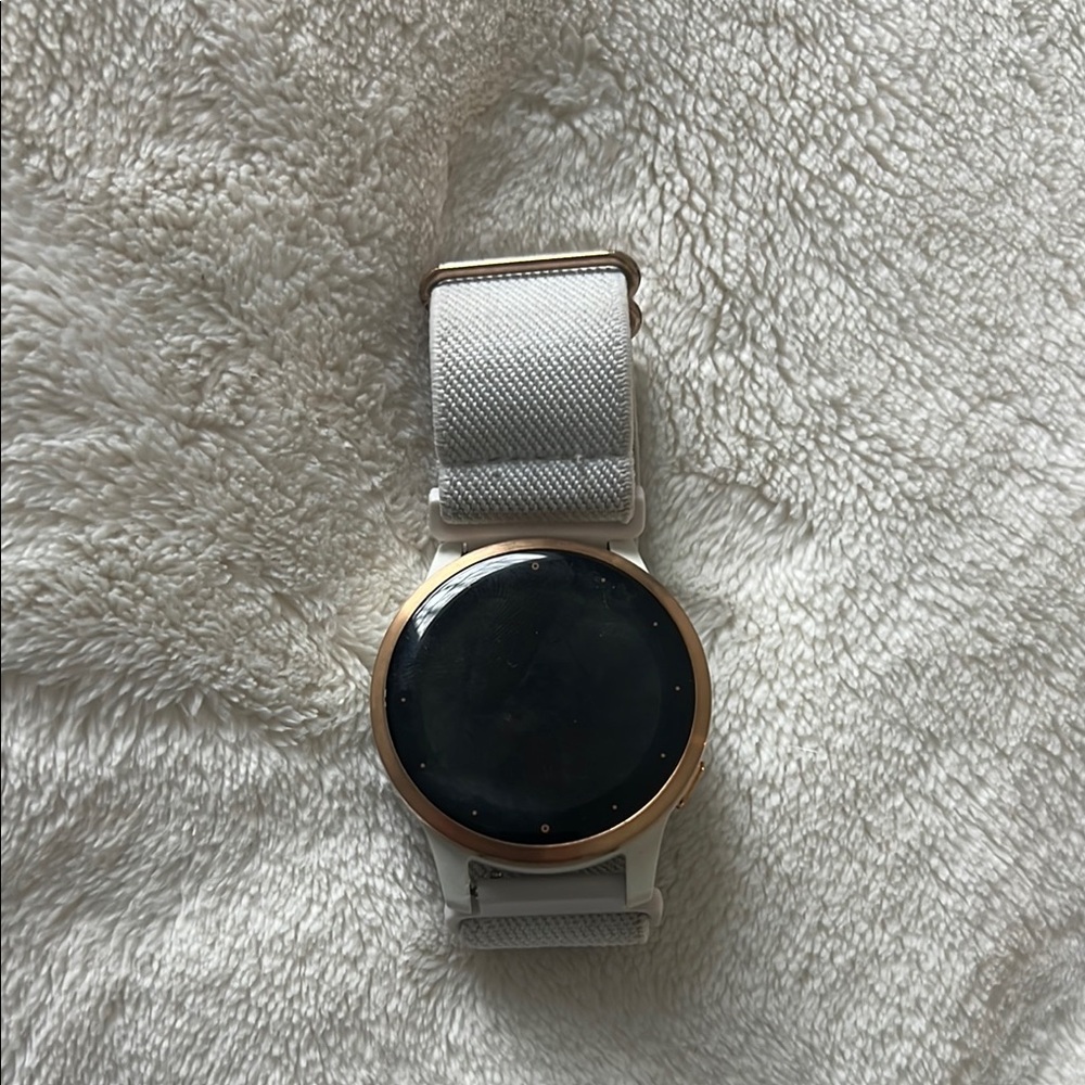Garmin Smartwatch in White and Gold
